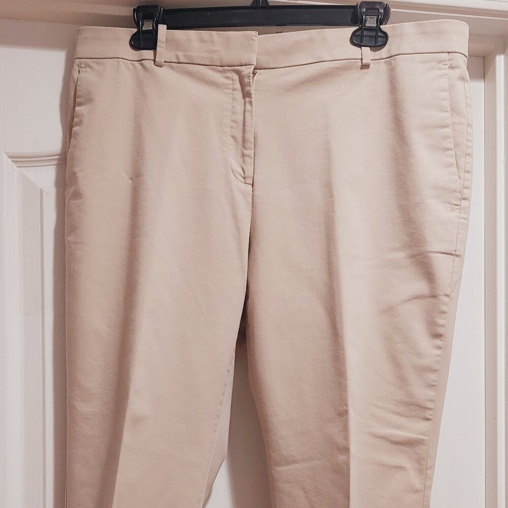 Ann Taylor khaki Capri pants in size 12